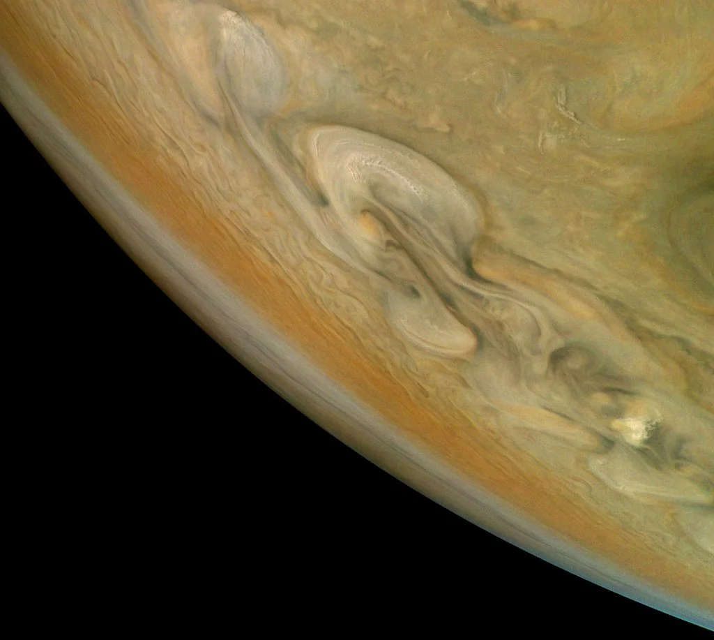 Буря на Юпитере - зрелище, которое захватывает с первого взгляда - фото 365533