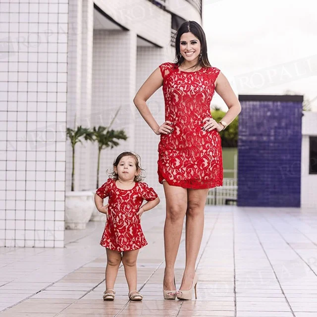 Десять стильных мам, которые любят с дочками одинаковые платья - фото 364405