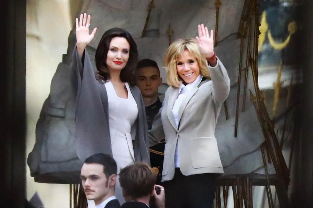 Стильні та успішні: Бріжит Макрон і Анджеліна Джолі влаштували битву образів в Парижі - фото 365959
