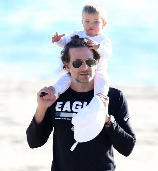 Бредлі Купер і Ірина Шейк із крихітною донечкою повеселилися на пляжі - фото 364745