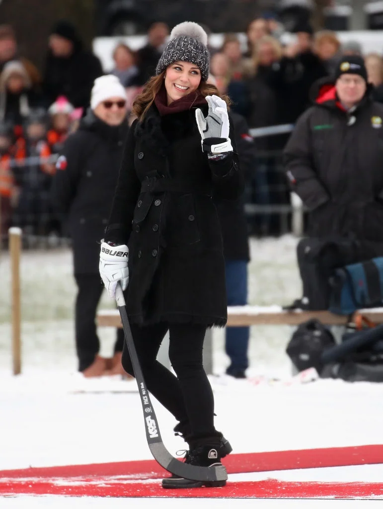 Кейт Миддлтон в забавной шапке сыграла в хоккей на седьмом месяце беременности - фото 365541