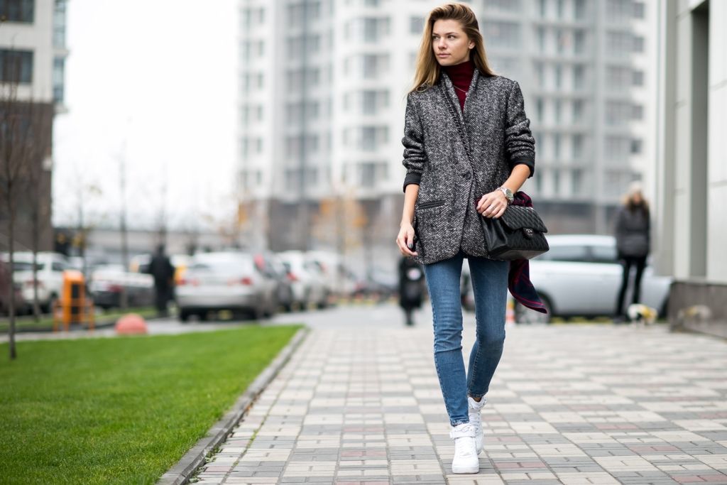 Объемный жакет: звезды street style демонстрируют крутые образы с главным must have сезона - фото 363044