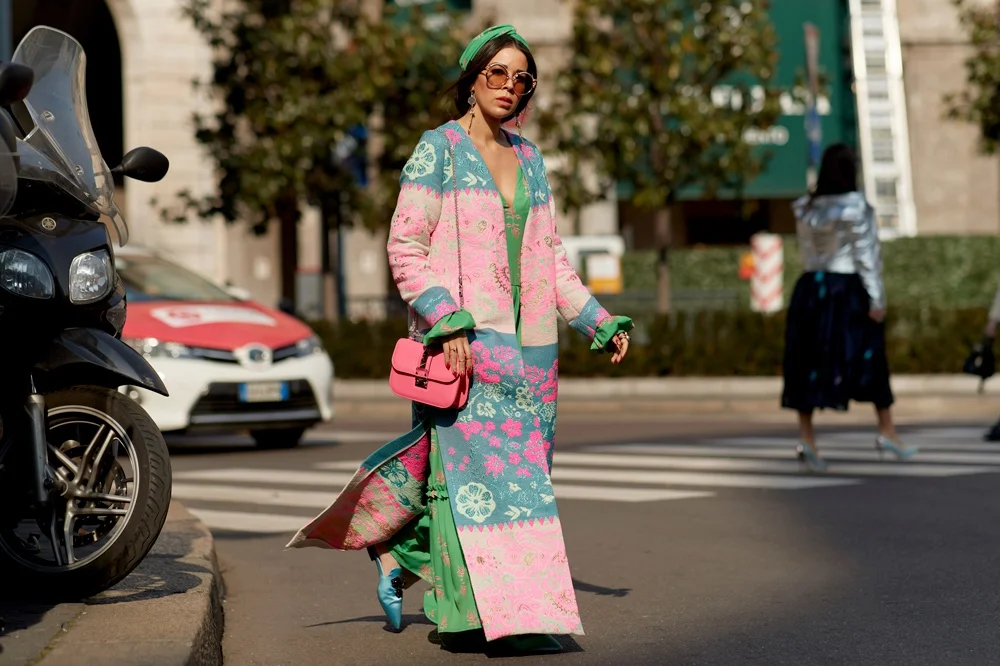 Милан в тренде: как одеваются звезды street style на модные показы - фото 371414