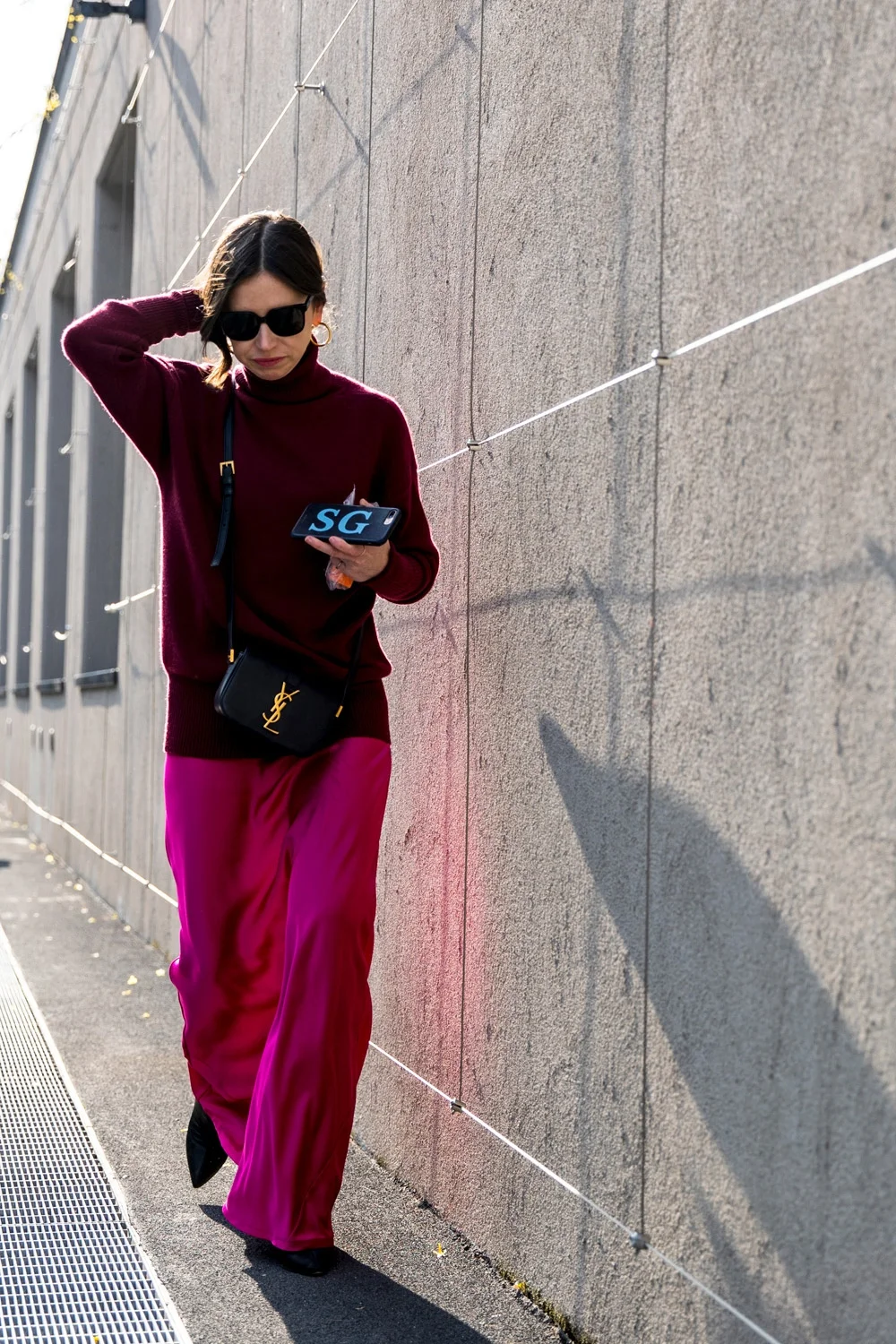Милан в тренде: как одеваются звезды street style на модные показы - фото 371401