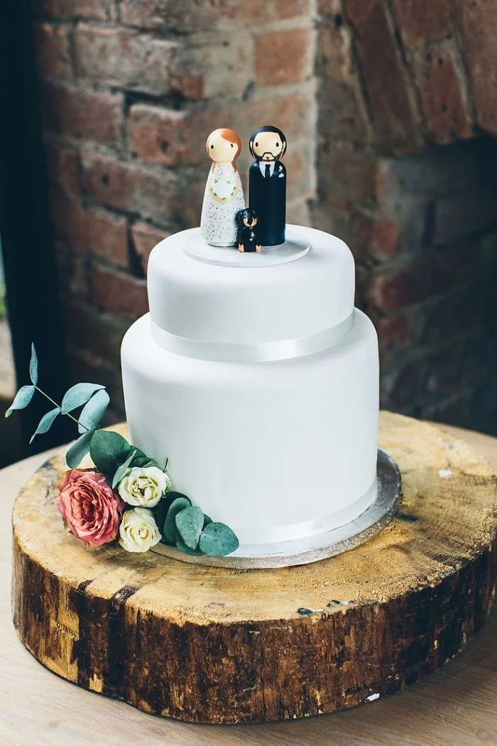 Пухнасті та солодкі: неймовірні весільні торти, на яких собаки повноправні члени свята - фото 367672