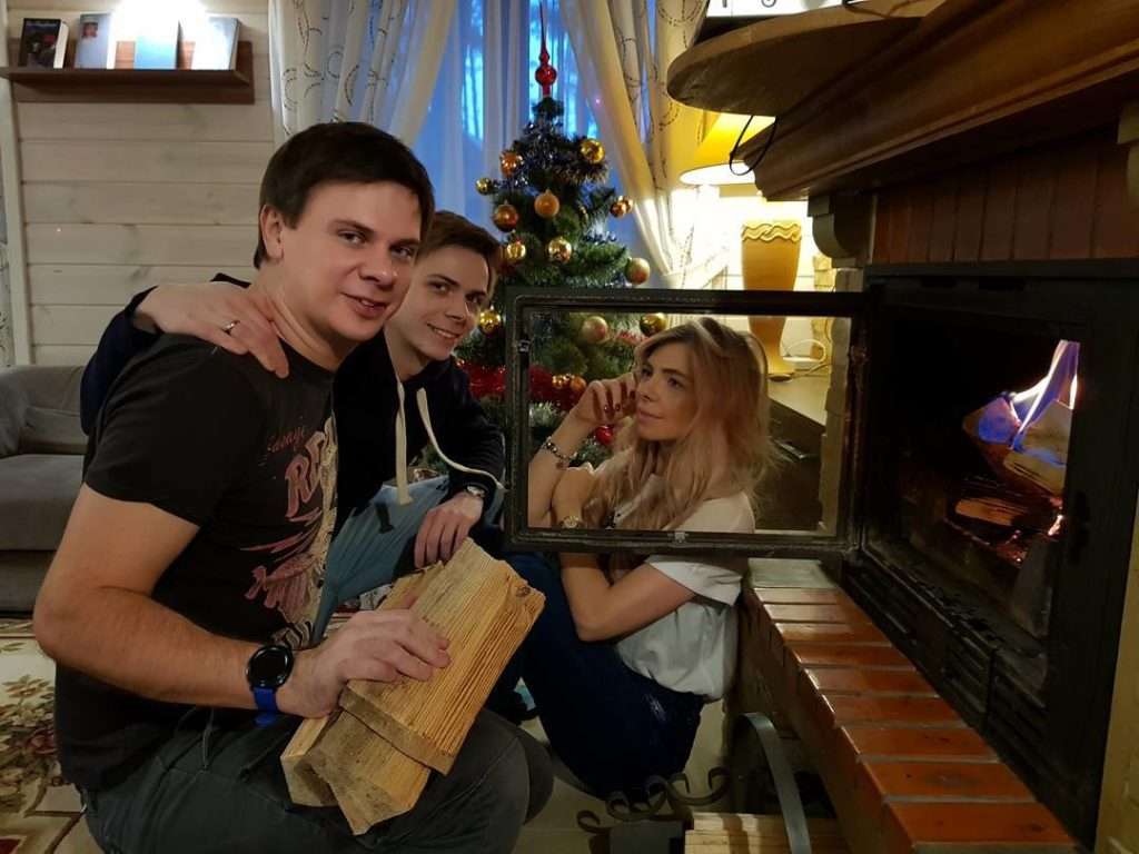 Зіркова сімейка: Дмитро Комаров вразив схожістю зі своїм молодшим братом - фото 370052
