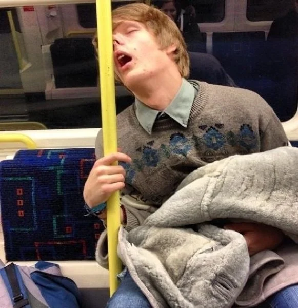 Смех да и только: забавные фото людей, которые заснули в общественном транспорте - фото 371060