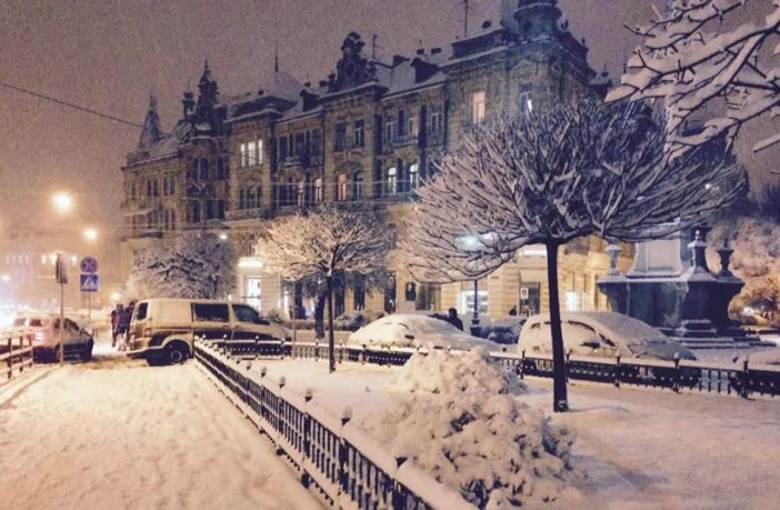 Львів замело снігом, і такої фантастичної зими ви давно не бачили - фото 366976