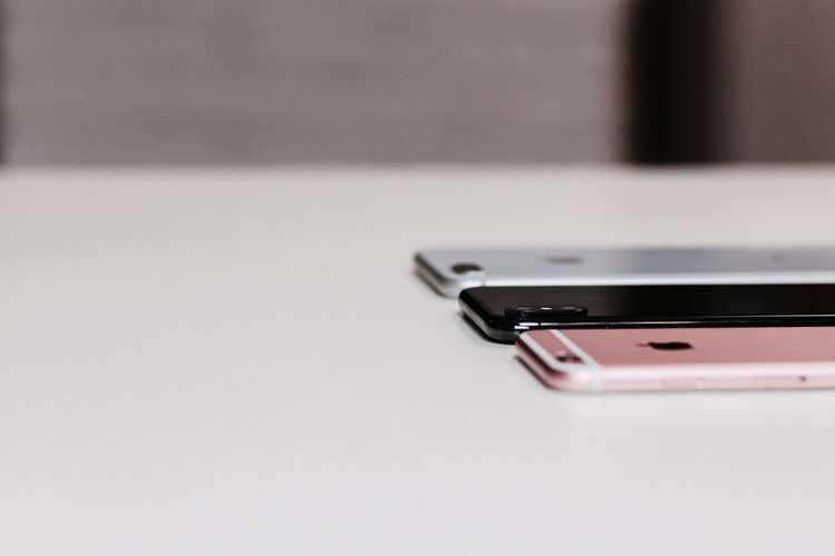Новинки: Apple планирует выпустить три iPhone до конца 2018 - фото 371979