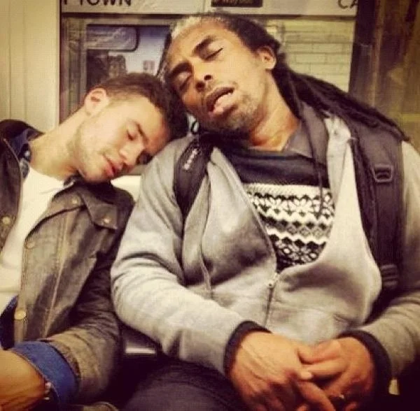 Смех да и только: забавные фото людей, которые заснули в общественном транспорте - фото 371061