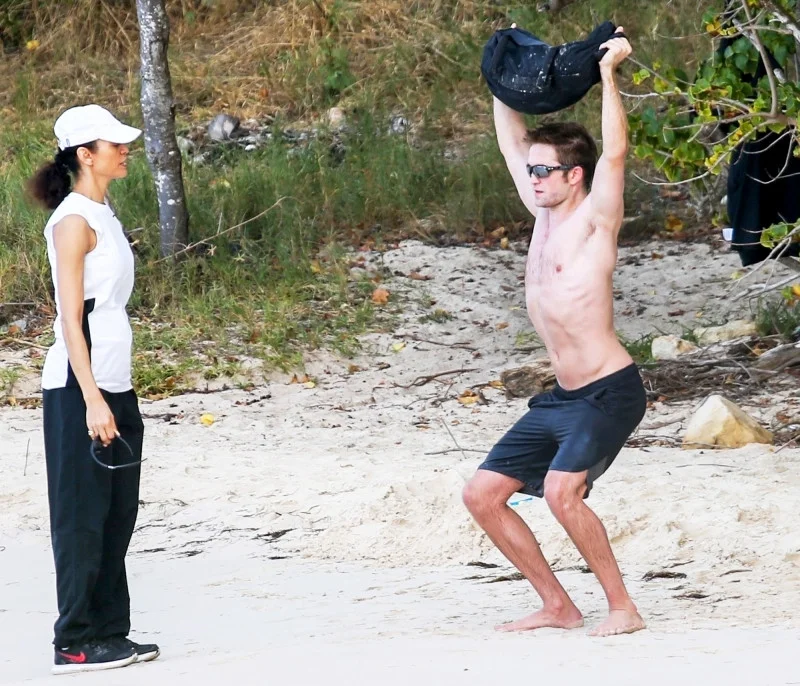 Роберт Паттінсон посвітив своїм голим торсом на пляжі - фото 367407