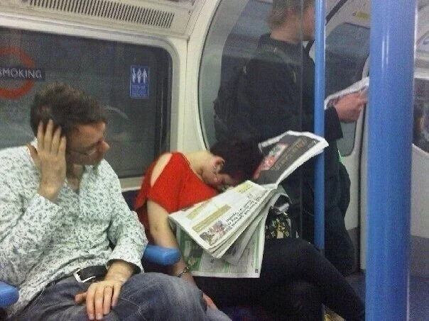 Сміх та й годі: потішні фото людей, які заснули у громадському транспорті - фото 371070