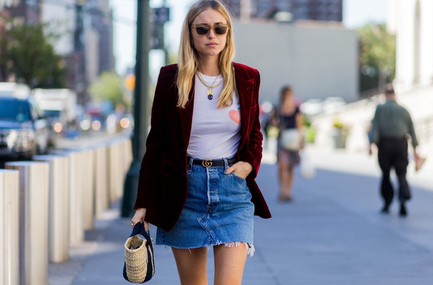 Модный street style: как носить бархат весной 2018 - фото 367645
