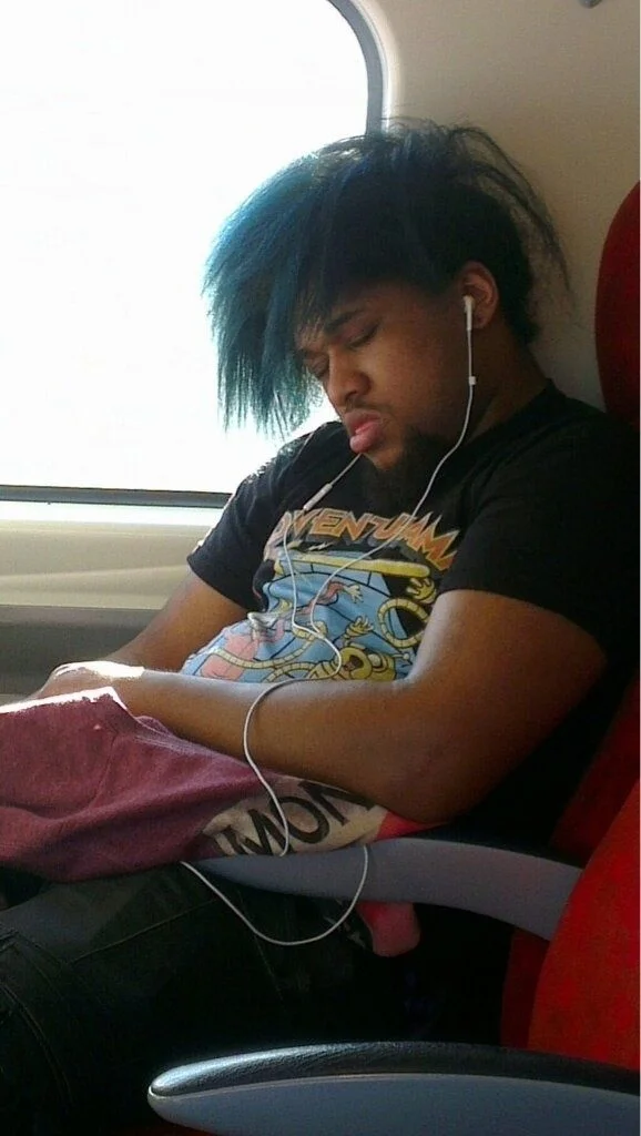 Сміх та й годі: потішні фото людей, які заснули у громадському транспорті - фото 371068