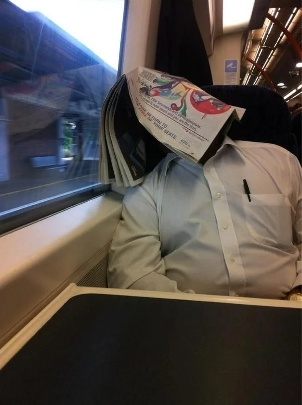 Сміх та й годі: потішні фото людей, які заснули у громадському транспорті - фото 371058