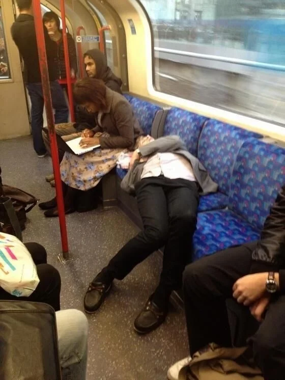 Сміх та й годі: потішні фото людей, які заснули у громадському транспорті - фото 371056