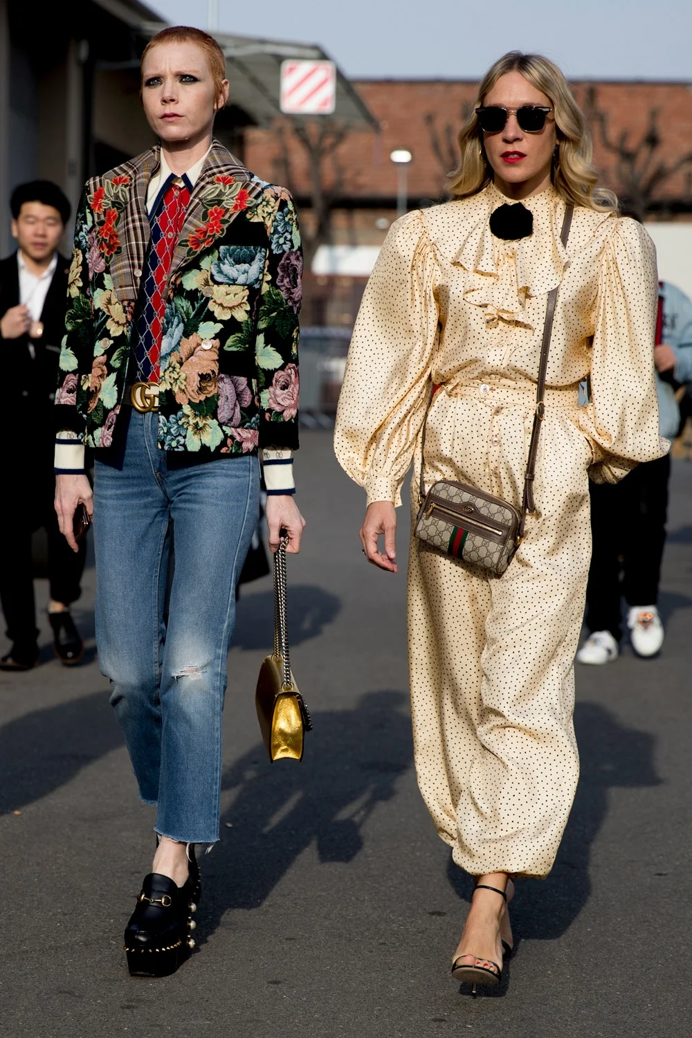 Милан в тренде: как одеваются звезды street style на модные показы - фото 371404