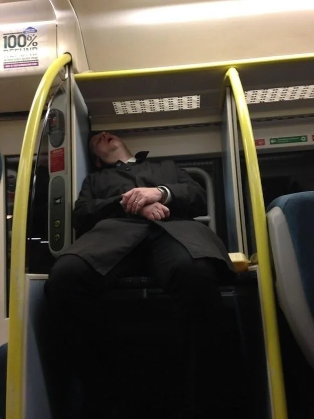 Смех да и только: забавные фото людей, которые заснули в общественном транспорте - фото 371067