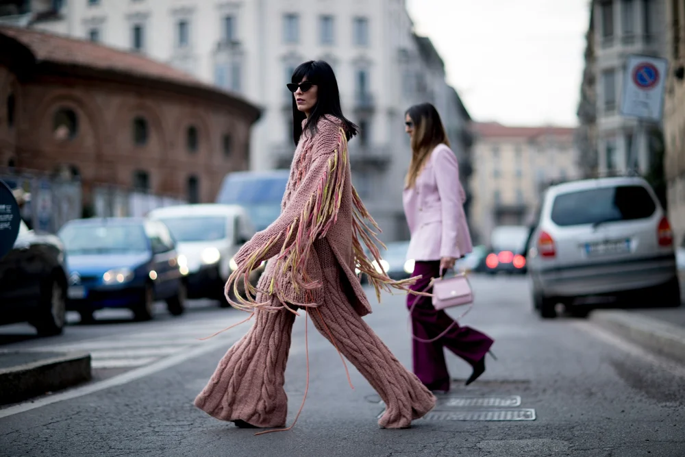 Мілан в тренді: як одягаються зірки street style на модні покази - фото 371407