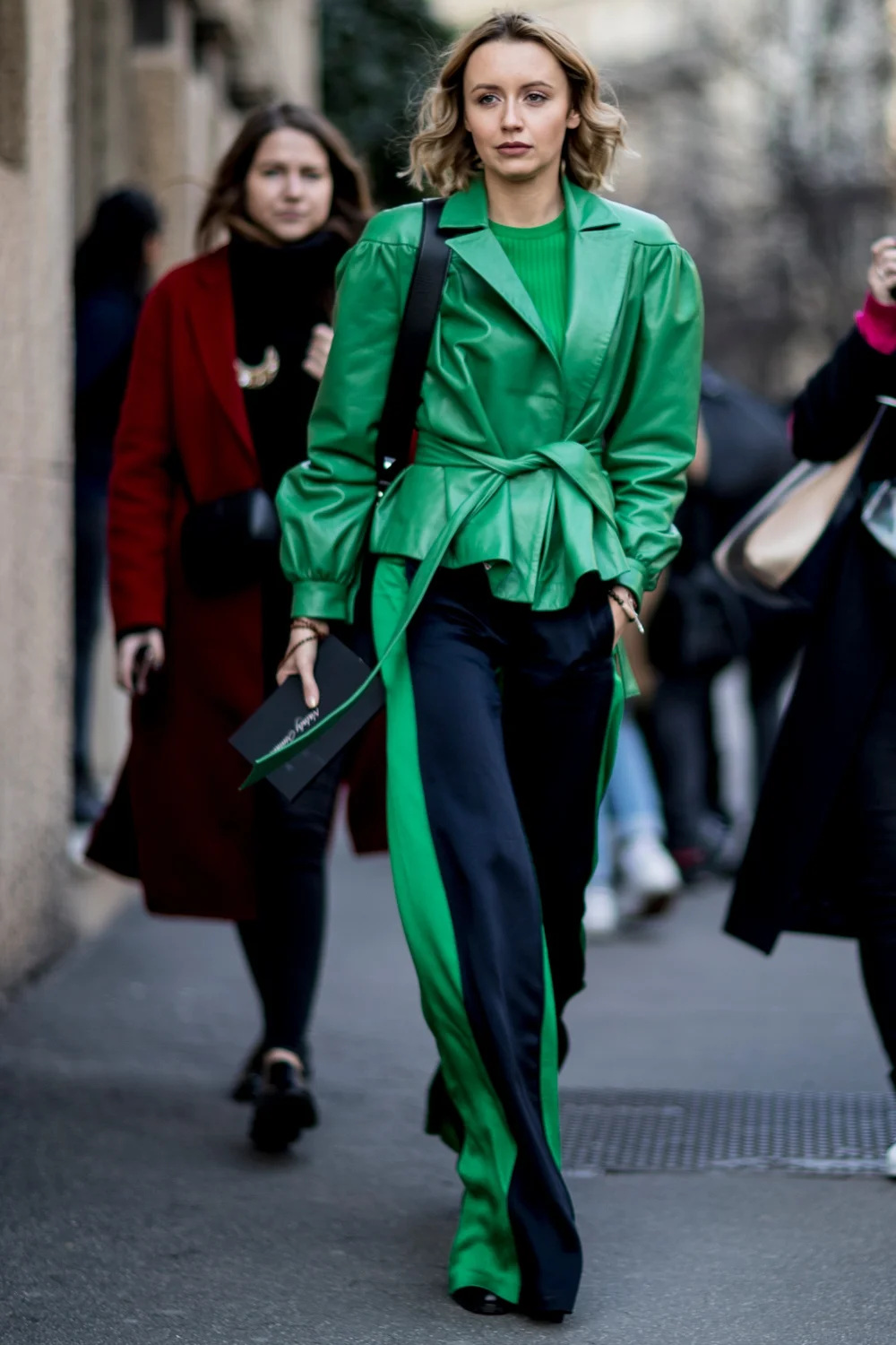 Милан в тренде: как одеваются звезды street style на модные показы - фото 371406