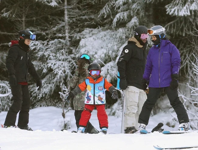 Все в сборе: семья Бекхэмов развлекается на горнолыжном курорте Канады - фото 370990