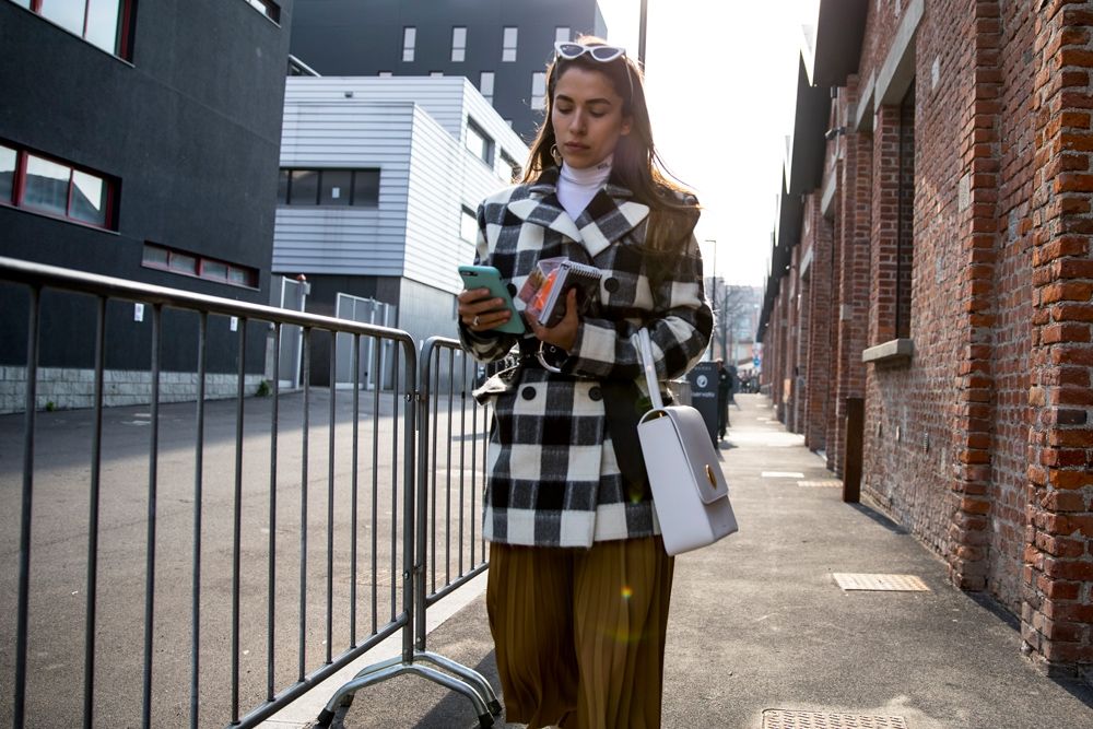 Милан в тренде: как одеваются звезды street style на модные показы - фото 371402