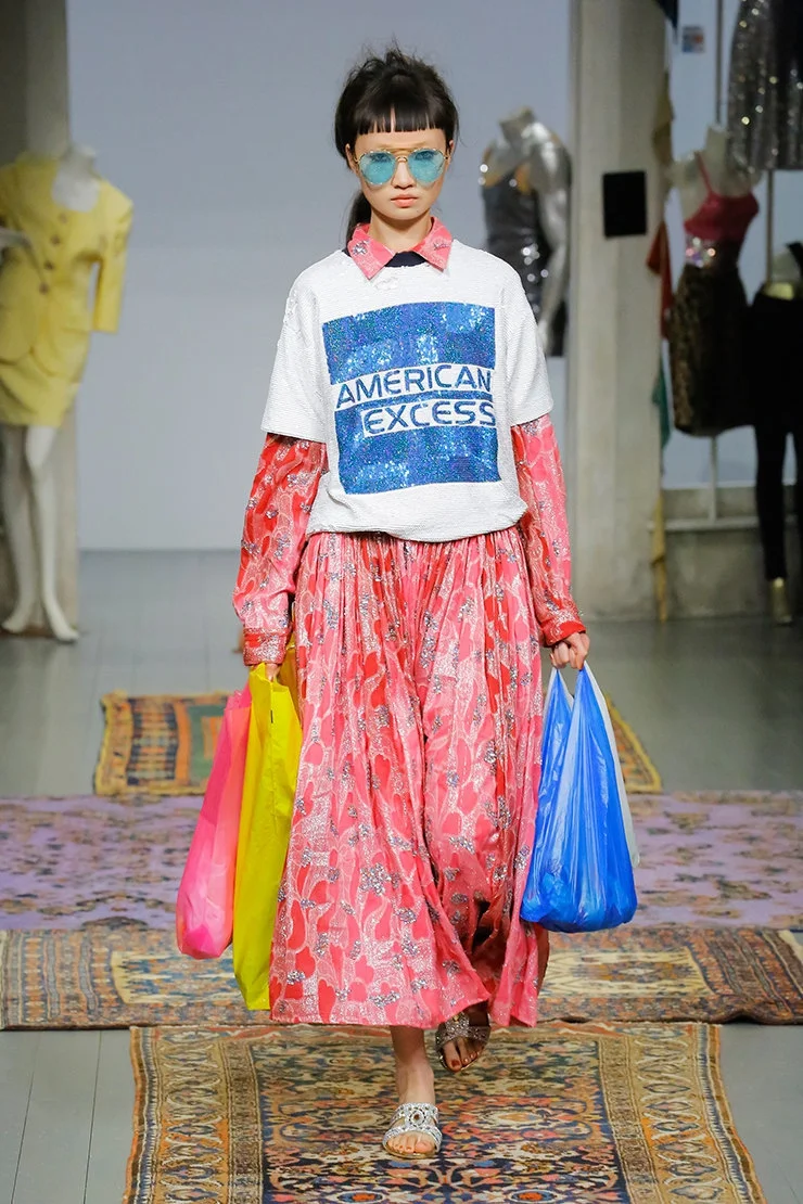 Безумная мода: мировые дизайнеры рекомендуют пакет вместо сумки - фото 371963