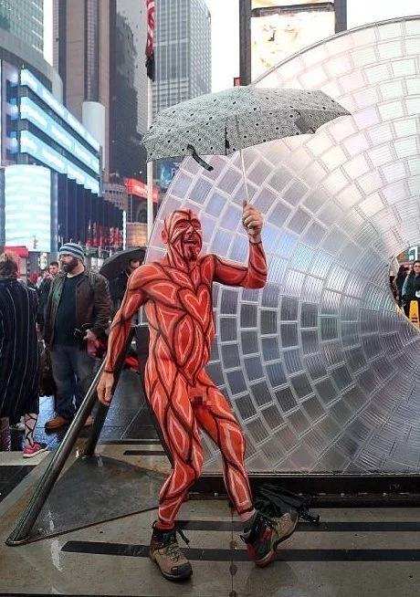 И холод не страшен: голые люди устроили арт-шоу прямо на Таймс-сквер - фото 368624