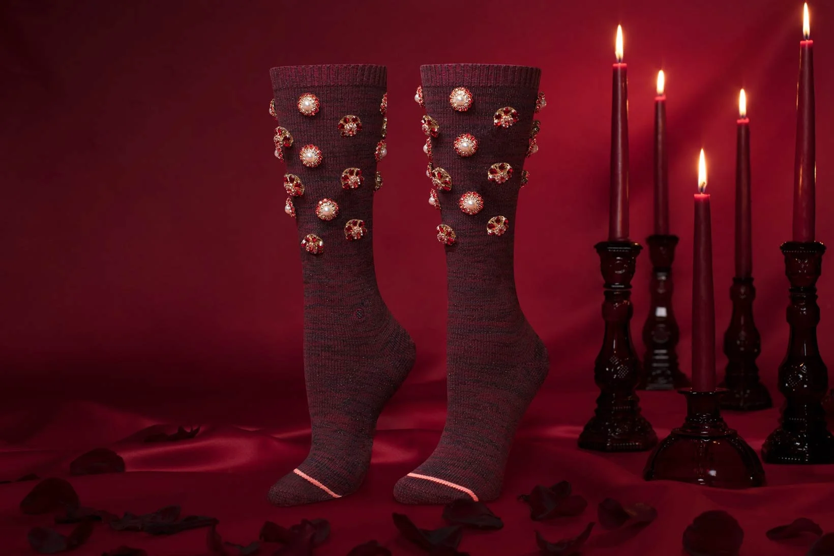 Рианна представила коллекцию мимишных носков ко Дню Валентина - фото 368094