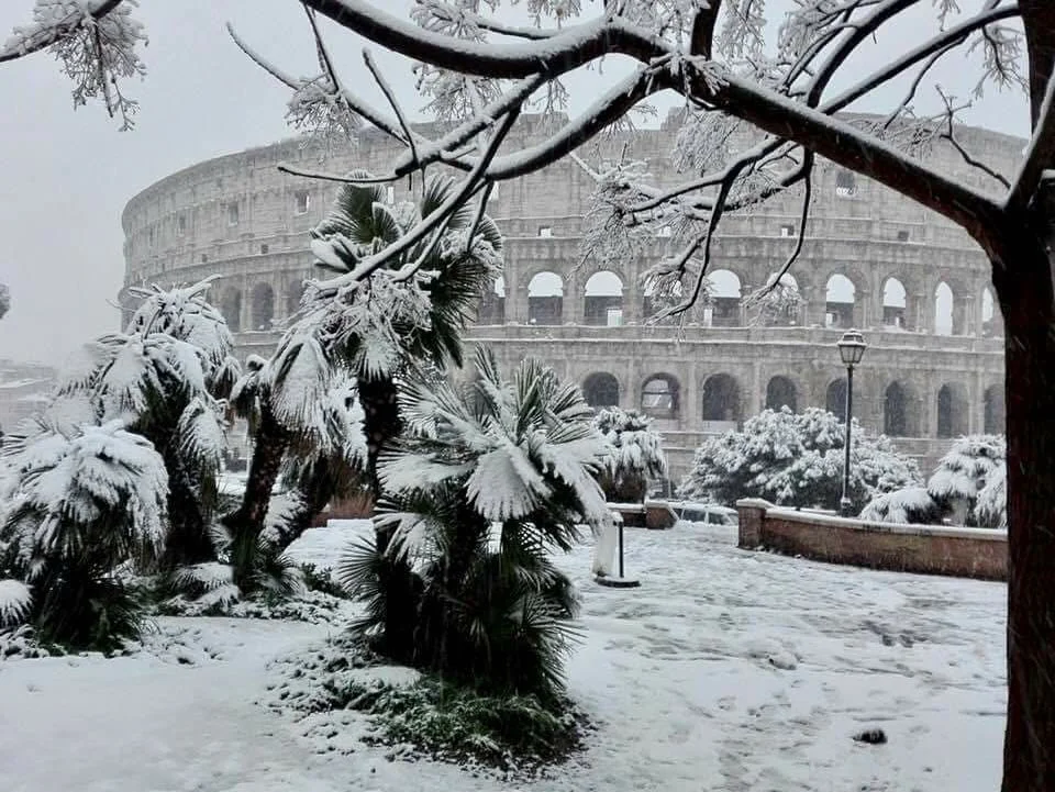 Сильна завірюха замела Рим і його старовинні пам'ятки (ФОТО) - фото 371726