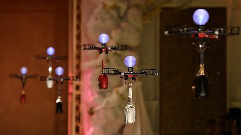 Dolce & Gabbana замість моделей випустили на подіум дронів з сумками - фото 371497