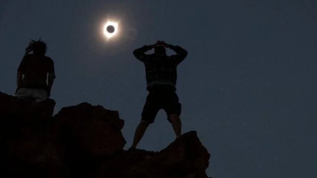 Перше сонячне затемнення 2018 року: красиві фото - фото 369457