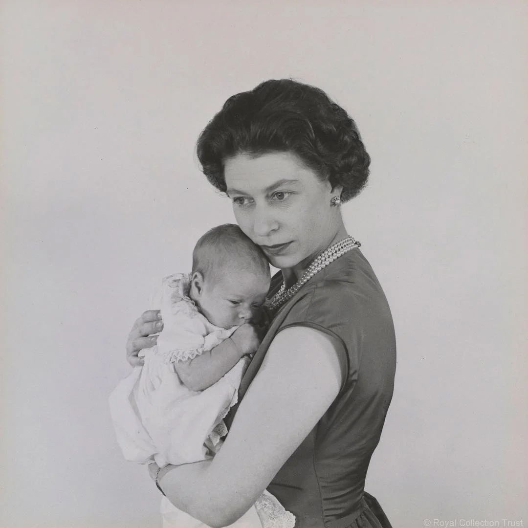 В сеть попало архивное фото Елизаветы II с маленьким сыном - фото 370152