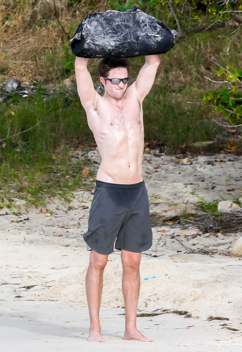 Роберт Паттинсон посветил своим голым торсом на пляже - фото 367405