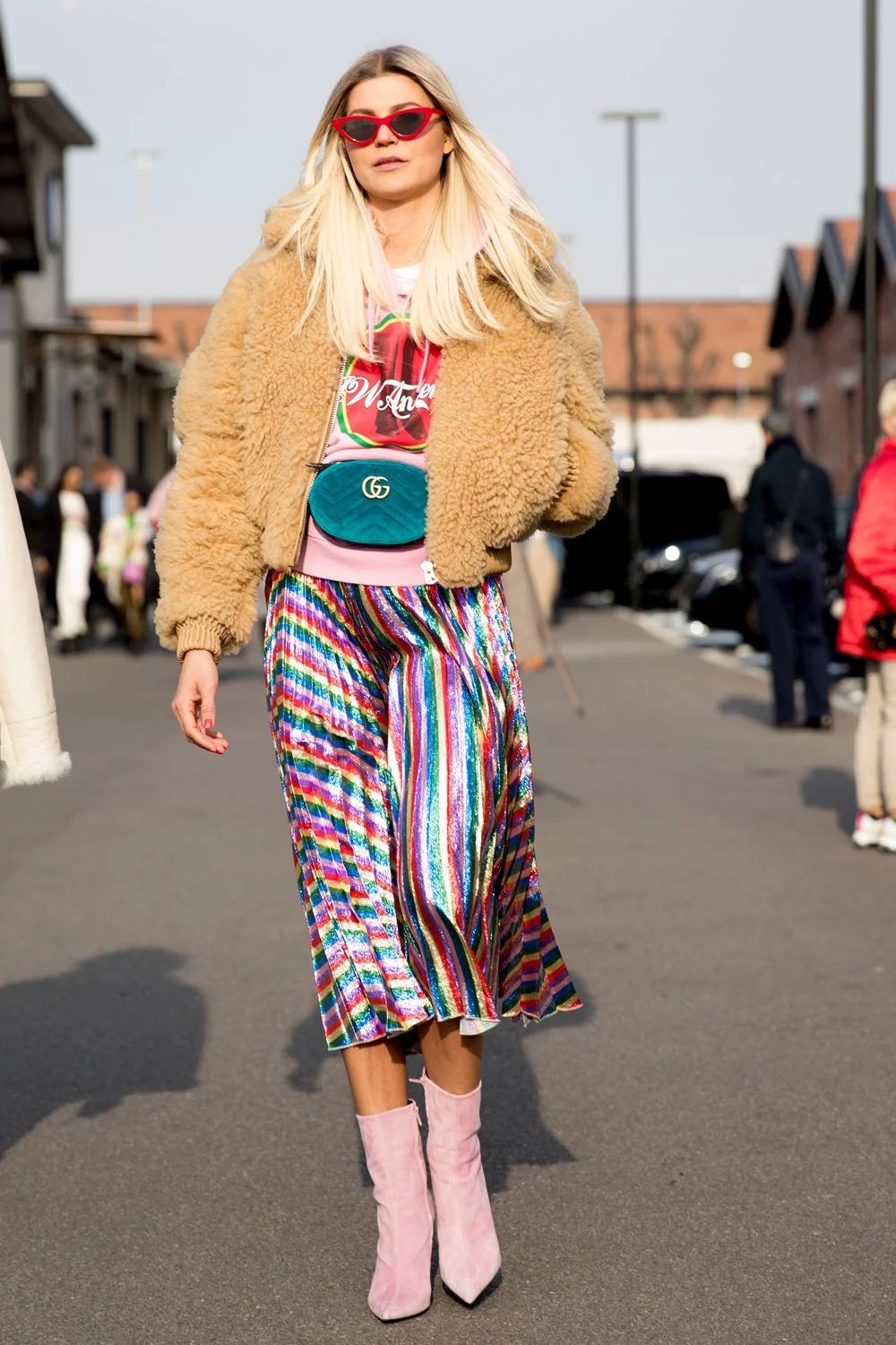 Милан в тренде: как одеваются звезды street style на модные показы - фото 371403