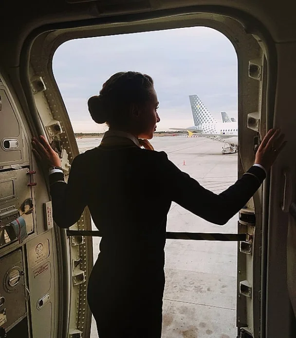 Горячая украинская стюардесса стала звездой Instagram благодаря своим соблазнительным фото - фото 370682