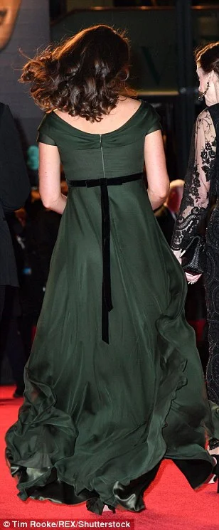 Беременная Кейт Миддлтон нарушила дресс-код BAFTA-2018 и очаровала всех своим нарядом - фото 369868