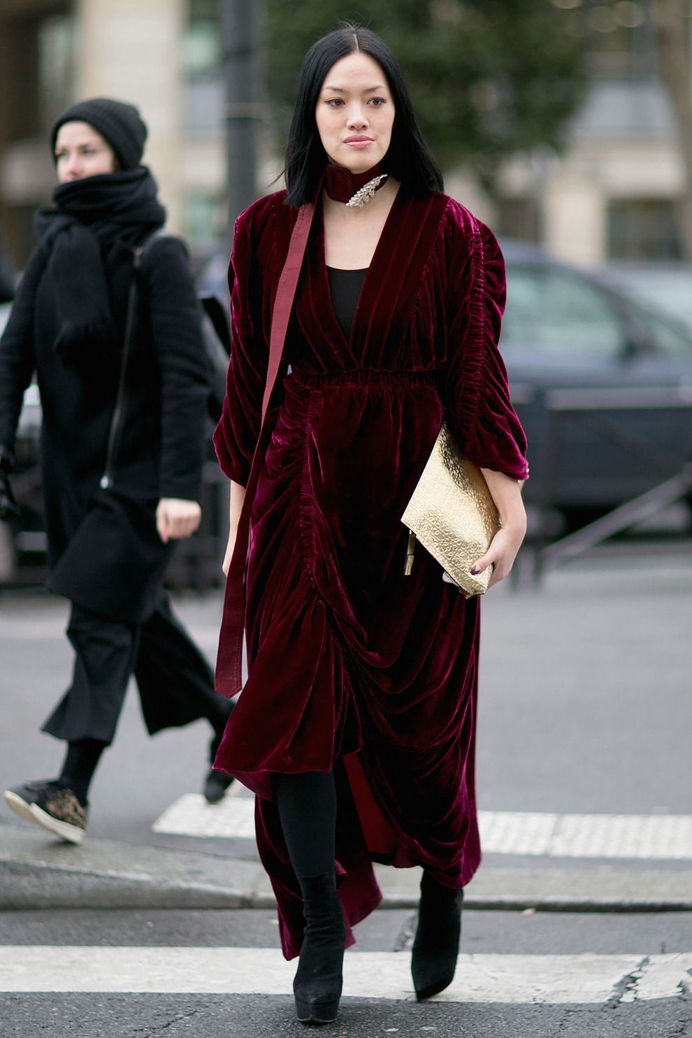 Модный street style: как носить бархат весной 2018 - фото 367643