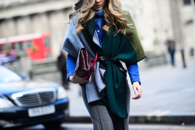 Стильный лайфхак: ремень, которым звезды street style перевязывают любые вещи - фото 368587