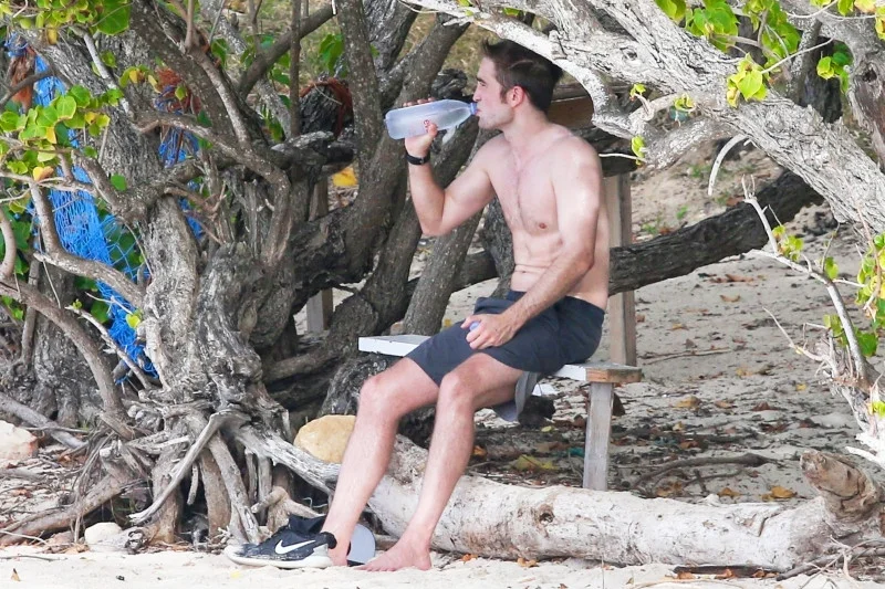 Роберт Паттінсон посвітив своїм голим торсом на пляжі - фото 367406