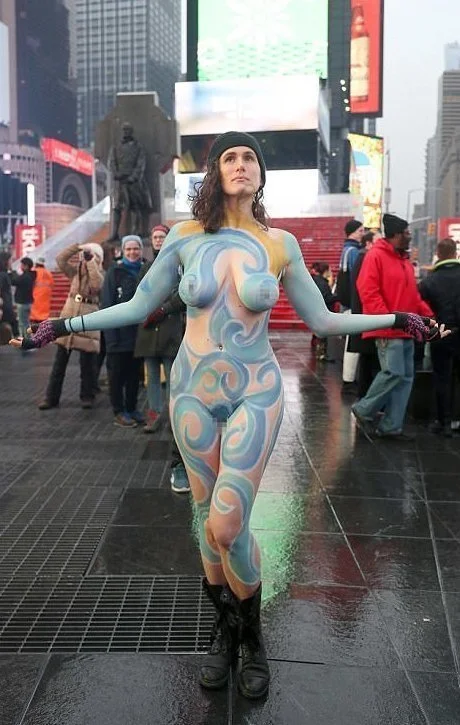 И холод не страшен: голые люди устроили арт-шоу прямо на Таймс-сквер - фото 368621