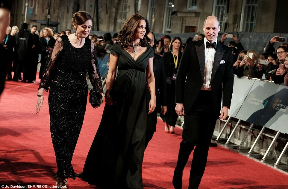Беременная Кейт Миддлтон нарушила дресс-код BAFTA-2018 и очаровала всех своим нарядом - фото 369871
