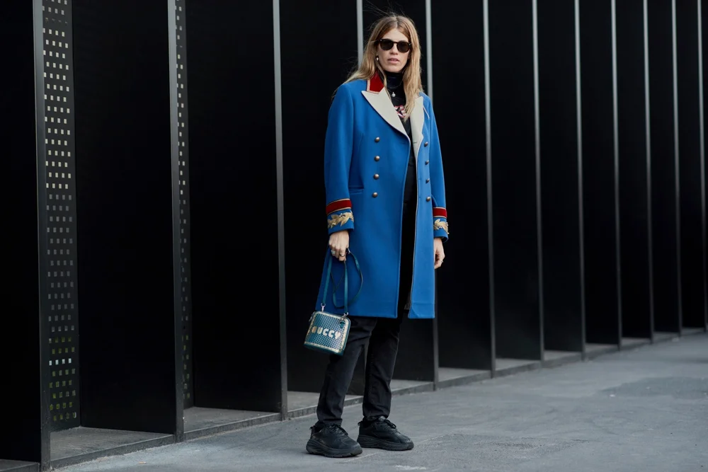 Милан в тренде: как одеваются звезды street style на модные показы - фото 371416