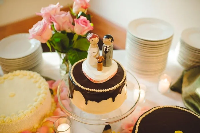 Пухнасті та солодкі: неймовірні весільні торти, на яких собаки повноправні члени свята - фото 367669
