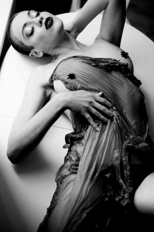 Украинский фотограф показывает красоту обнаженного женского тела на грани порно и эротики - фото 372229