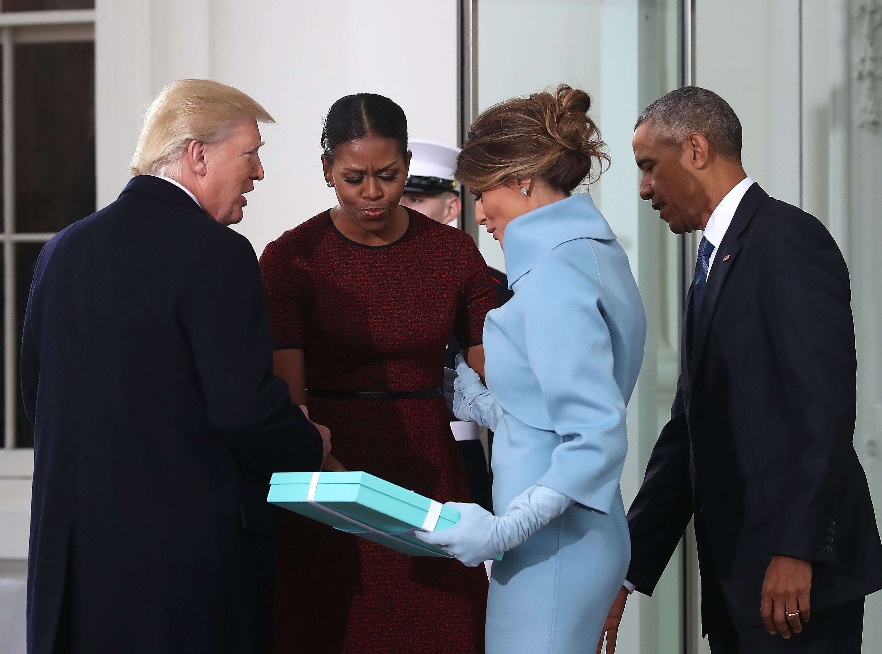 Тайна раскрыта: Мишель Обама рассказала, что Мелания Трамп подарила ей на инаугурации - фото 366137