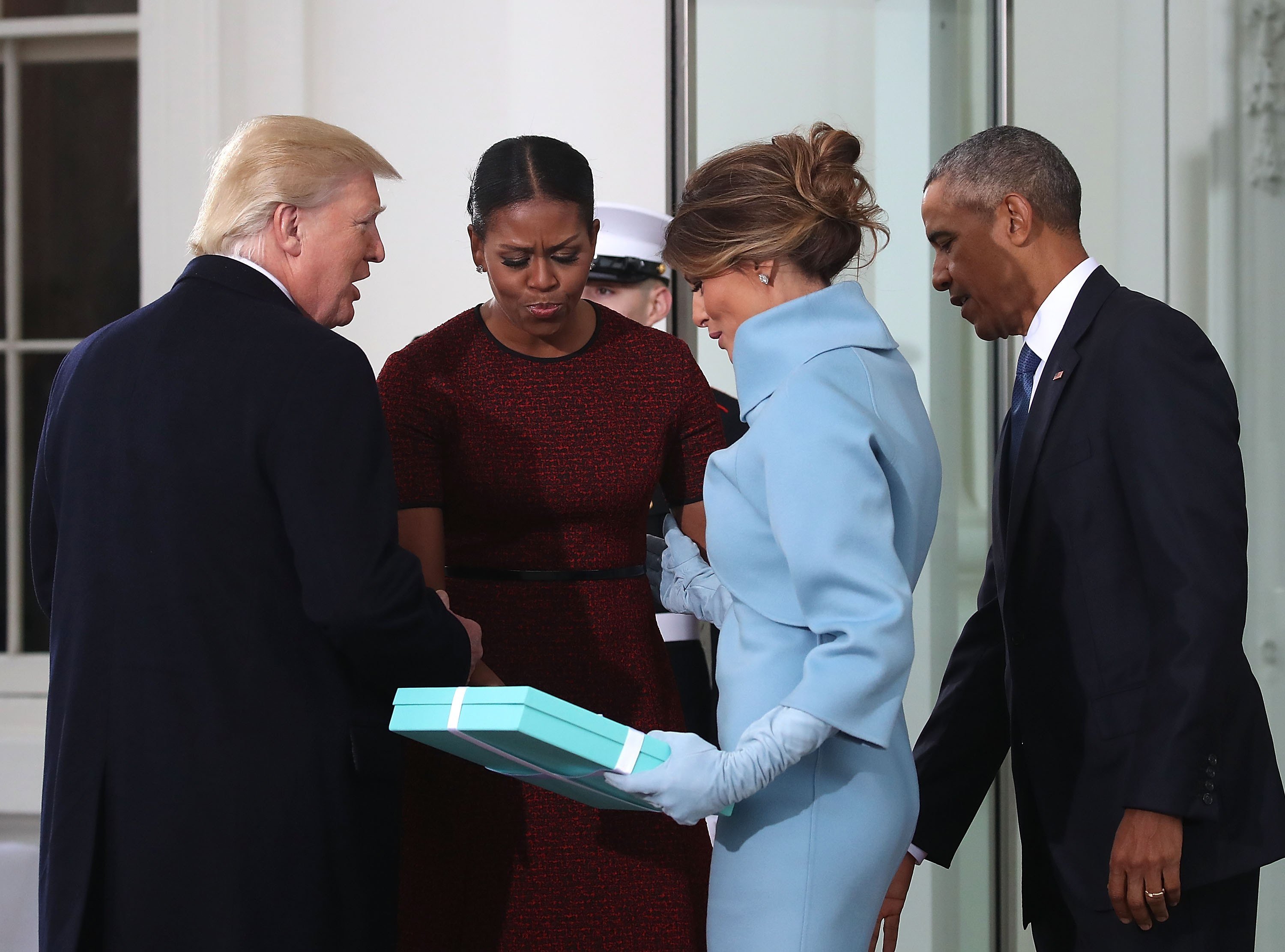 Таємницю розкрито: Мішель Обама розповіла, що Меланія Трамп подарувала  їй на інавгурації - фото 366137