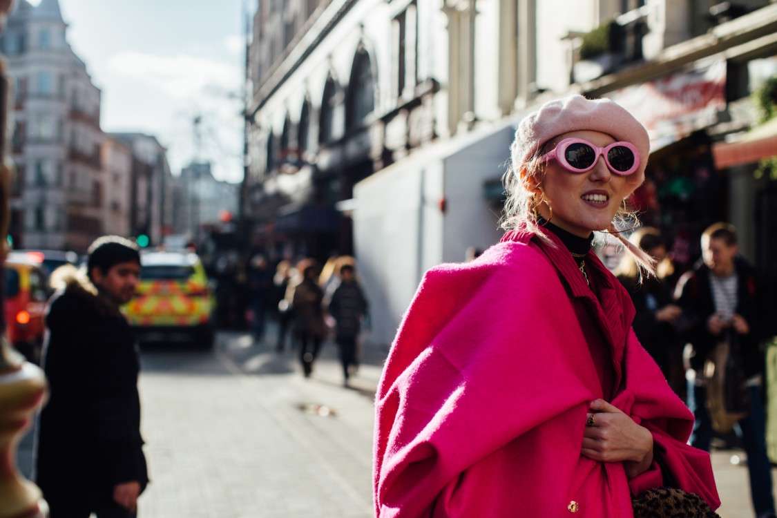 Неделя моды в Лондоне: яркие и колоритные street style образы гостей - фото 370293