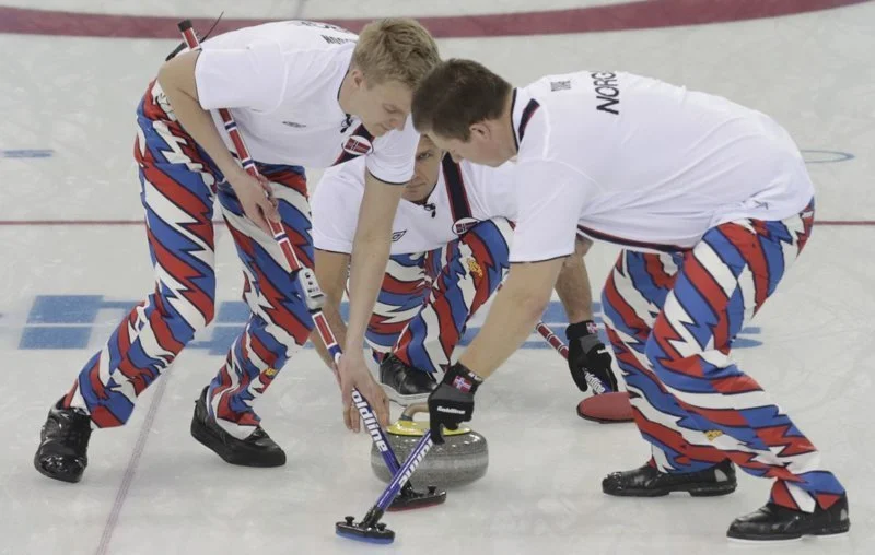 Сборная Норвегии по керлингу превратила Олимпиаду на неделю моды - фото 369612