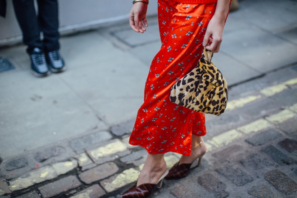 Неделя моды в Лондоне: яркие и колоритные street style образы гостей - фото 370287